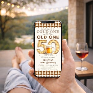 Puede incluir: Un tel&eacute;fono inteligente muestra una invitaci&oacute;n de cumplea&ntilde;os con el texto "Come have a cold one with the old one" y "50". La invitaci&oacute;n incluye detalles para la celebraci&oacute;n del 50 cumplea&ntilde;os de Bradley, con un gr&aacute;fico de jarra de cerveza. El tel&eacute;fono se sostiene en una mano.