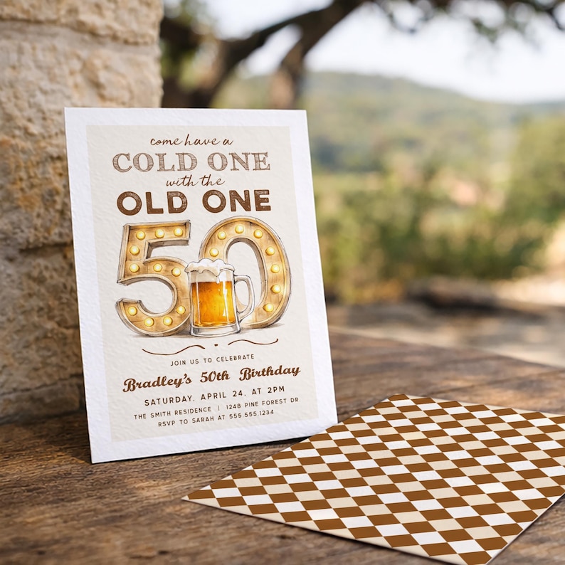 Puede incluir: Una invitaci&oacute;n de cumplea&ntilde;os con el texto "come have a COLD ONE with the OLD ONE 50". El n&uacute;mero 50 est&aacute; iluminado con bombillas, y una jarra de cerveza est&aacute; en el centro. La invitaci&oacute;n tambi&eacute;n incluye detalles del evento.