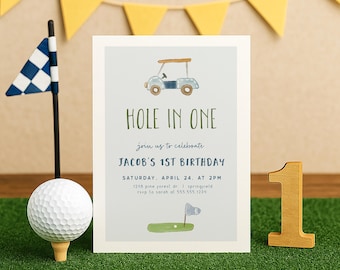 Op de afbeelding: Een golf-thema verjaardagsuitnodiging met de tekst "HOLE IN ONE" en "JACOB'S 1ST BIRTHDAY". De uitnodiging toont een aquarel golfkar en een golfbal met een vlag. Er is ook een houten nummer één aanwezig.