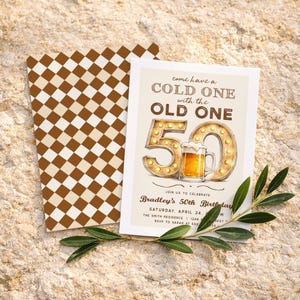 Puede incluir: Una invitaci&oacute;n de cumplea&ntilde;os con tem&aacute;tica de cerveza. La invitaci&oacute;n presenta el texto "Come have a cold one with the old one" y "50" en luces de marquesina. El sobre tiene un patr&oacute;n de cuadros marrones y blancos.