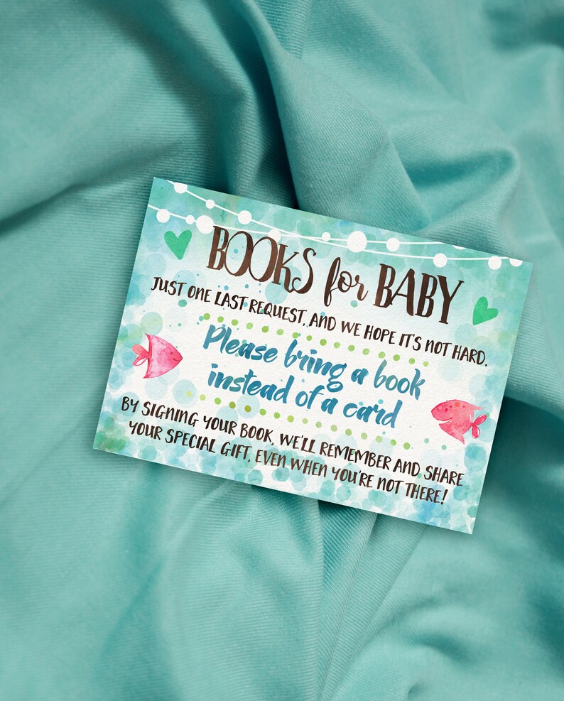 Peut inclure: Une carte bleu clair et verte avec le texte "BOOKS for BABY" et une demande d'apporter un livre au lieu d'une carte. La carte pr&eacute;sente un fond aquarelle avec des poissons et des bulles.