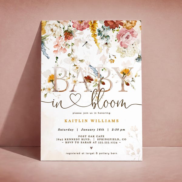Puede incluir: Una invitación rectangular para un baby shower con detalles florales. Las palabras "BABY in bloom" se muestran en una fuente decorativa, con detalles adicionales del evento debajo. La invitación presenta un diseño de acuarela con una variedad de flores.