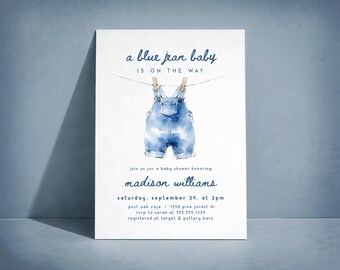 Könnte beinhalten: Eine Babyparty-Einladung mit einer Aquarellillustration einer blauen Jeans-Latzhose, die an einer Wäscheleine hängt. Der Text lautet "a blue jean baby is on the way" und enthält Veranstaltungsdetails für Madison Williams.