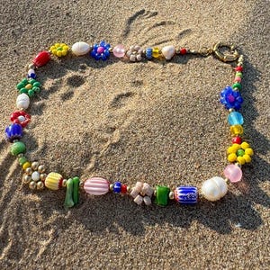 Collier ras du cou en perles colorées et perles d&#39;eau douce