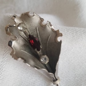 Lovely 1950s signed Bond Boyd sterling silver flower brooch with garnet coloured rhinestone
