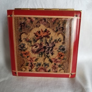 Década de 1960 Rex Fifth Avenue petit point bajo lucite y compacto de latón - una joya en estado no utilizado