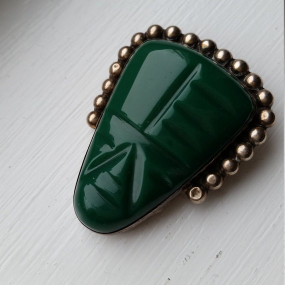 Vintage 1960s Mexican Green Onyx carved mask broo… - image 1