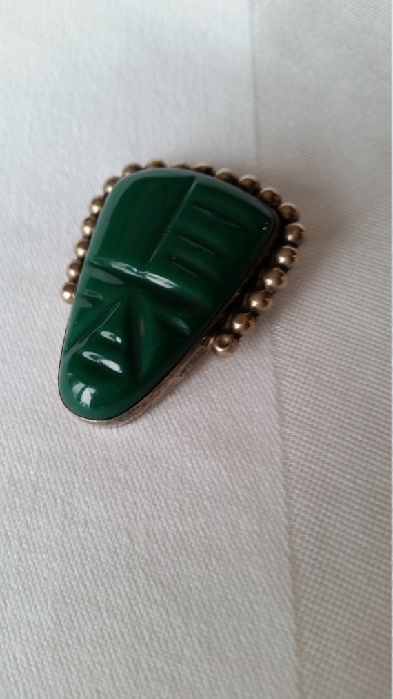 Vintage 1960s Mexican Green Onyx carved mask broo… - image 3