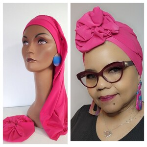 El sombrero drapeado fucsia se transforma fácilmente en un turbante. Sombreros y turbantes versátiles.
