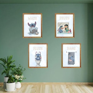 Puede incluir: Cuatro impresiones artísticas enmarcadas con marcos dorados se exhiben en una pared verde. Cada impresión presenta un personaje de dibujos animados, con las palabras "WASH", "BRUSH", "FLUSH" y "HANG" en letras doradas. Las impresiones tienen temática de baño.