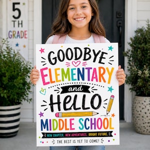 Puede incluir: Una niña sostiene un letrero colorido que dice "Goodbye Elementary and Hello Middle School". El letrero también incluye el texto "New Chapter, New Adventures, Bright Future". El fondo muestra una casa y plantas.