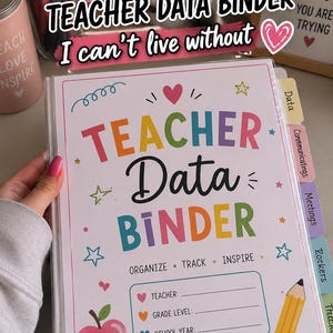 以下が含まれることがあります： TEACHER Data BINDER、ORGANIZE TRACK INSPIREというカラフルな文字と、教師名、学年、年度の記入欄がある白い教師用データバインダー。赤いリンゴ、黄色い鉛筆、星のイラストが描かれ、側面にはData、Communicating、Meetings、Lockersと書かれたインデックスが付いています。