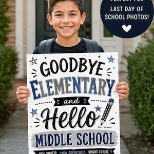 Può includere: Un bambino sorridente tiene in mano un cartello con la scritta "Goodbye Elementary and Hello Middle School". Il cartello è bianco con scritte nere e blu, stelle e un'illustrazione di matita. C'è anche scritto "New Chapter - New Adventures - Bright Future" e "The Best Is Yet To Come!"