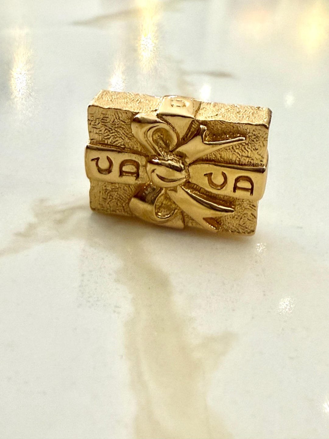 ヴィンテージ ディオール Dior ギフトボックス ブローチ ゴールド ヴィンテージ 90 年代 クリスチャン ディオール ギフト ボックス ピン