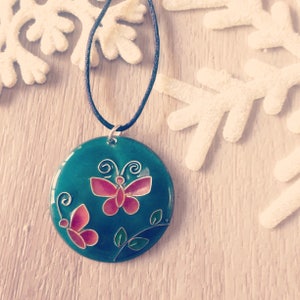 Colgante esmaltado con mariposas