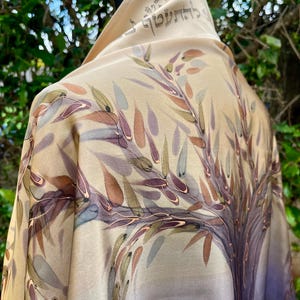 Tallit da donna in seta con motivo Albero della Vita su sfondo beige, marrone e grigio. Sottili linee color rame sull'albero e sulle foglie. +Borsa imbottita abbinata.