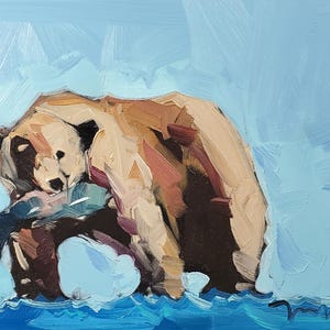 K&ouml;nnte beinhalten: &Ouml;lgem&auml;lde eines braunen B&auml;ren mit einem Fisch vor hellblauem Hintergrund. Der B&auml;r ist mit dicken Pinselstrichen gemalt, die die Textur seines Fells erfassen. Das Kunstwerk erinnert an Wildtiere und Natur.