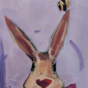 Pode incluir: Pintura a óleo de um coelho com orelhas compridas e nariz vermelho, usando uma gravata borboleta rosa. Uma abelha paira perto da orelha do coelho. O fundo é de cor lilás claro.