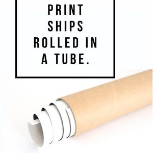 K&ouml;nnte beinhalten: Ein gerollter Druck in einer braunen Pappr&ouml;hre. Der Text "PRINT SHIPS ROLLED IN A TUBE" wird in schwarzer Schrift in einem schwarz umrandeten wei&szlig;en Rechteck angezeigt.