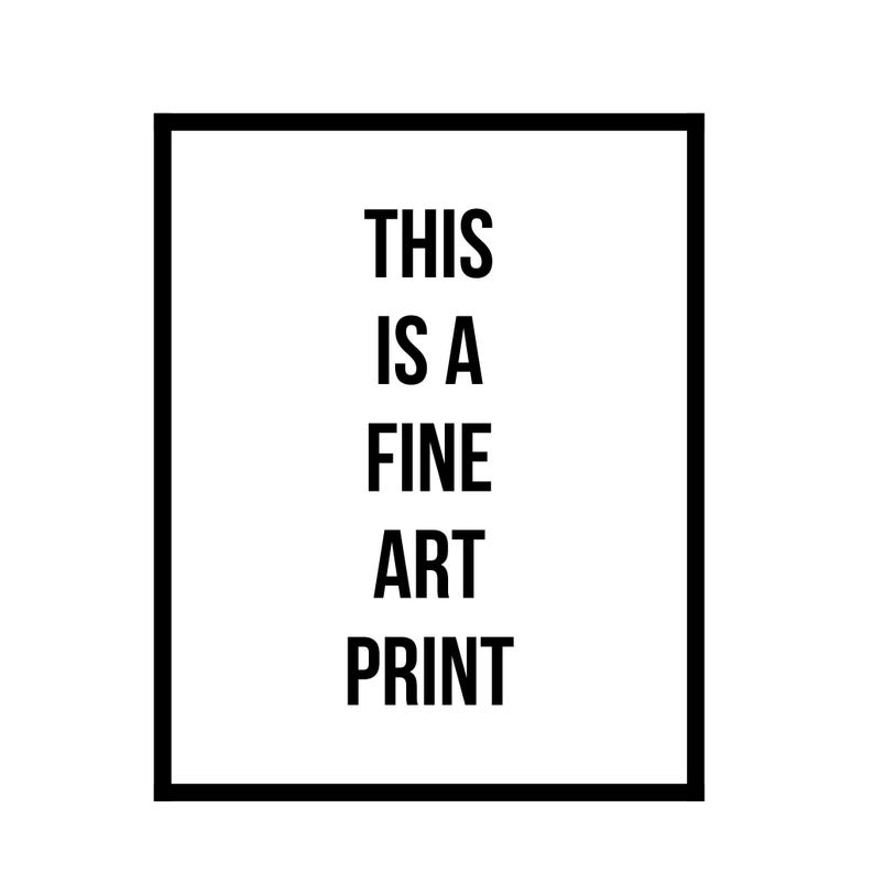 K&ouml;nnte beinhalten: Ein gerahmter Kunstdruck mit schwarzem Rahmen. Der Text "THIS IS A FINE ART PRINT" ist zentriert in fetten, schwarzen Buchstaben auf wei&szlig;em Hintergrund. Der Druck ist ein schlichtes, modernes Design.