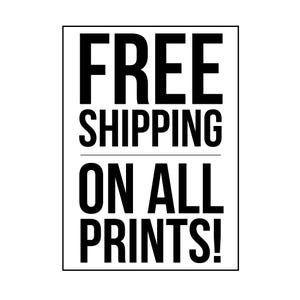 K&ouml;nnte beinhalten: Rechteckige Grafik mit den Worten "FREE SHIPPING" &uuml;ber einer horizontalen Linie und "ON ALL PRINTS!" darunter. Der Text ist fett, schwarz auf wei&szlig;em Hintergrund.