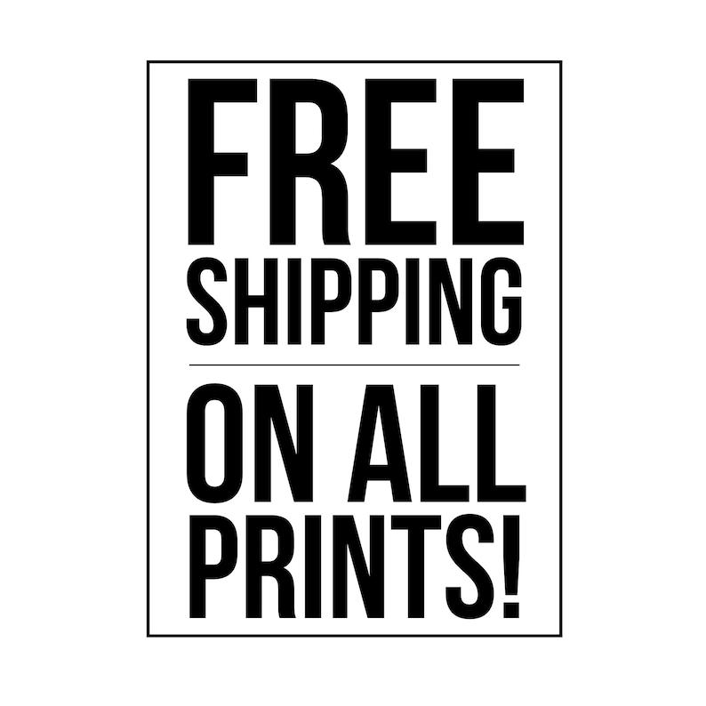K&ouml;nnte beinhalten: Rechteckige Grafik mit den Worten "FREE SHIPPING" &uuml;ber einer horizontalen Linie und "ON ALL PRINTS!" darunter. Der Text ist fett, schwarz auf wei&szlig;em Hintergrund.