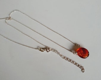 Collier avec pendentif en abre de la Baltique incrusté d'insectes