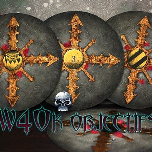 Könnte beinhalten: Drei runde, graue Metall-Spielsteine mit einem goldenen, stacheligen Sternburst-Design. Die Mitte jedes Steins hat ein anderes Symbol: ein gelbes Gesicht, die Zahl 3 und ein gelb-schwarzes gestreiftes Symbol. Der Text "W40K OBJECTIFS" ist unter den Steinen sichtbar.