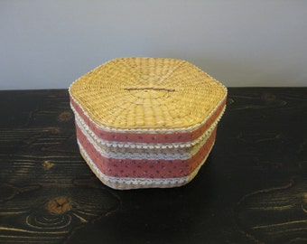 Small Hand Woven Straw Sewing Box / Small Vintage Sewing Box / Small Straw Basket