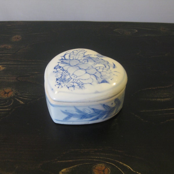 Delft Heart-shaped Porcelain Trinket Box with Floral Design / Blue and White Heart-shaped Trinket Box / Blue and White Porcelain Box