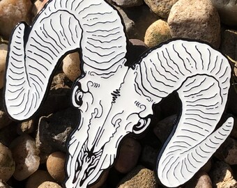 Pin de esmalte de calavera de carnero
