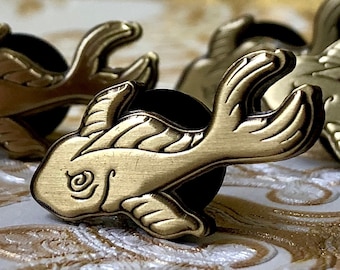 Pin de esmalte de pez dorado