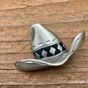 Vintage pewter 10 gallon cowboy hat pin/brooch/lapel pin