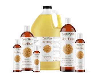 Puede incluir: Una colección de botellas de aceite de salvado de arroz Plant Guru y un bidón grande. Las botellas son de color ámbar con etiquetas y tapas blancas. Las etiquetas presentan las palabras "Rice Bran Oil" y un gráfico de granos de arroz. El bidón grande es amarillo.