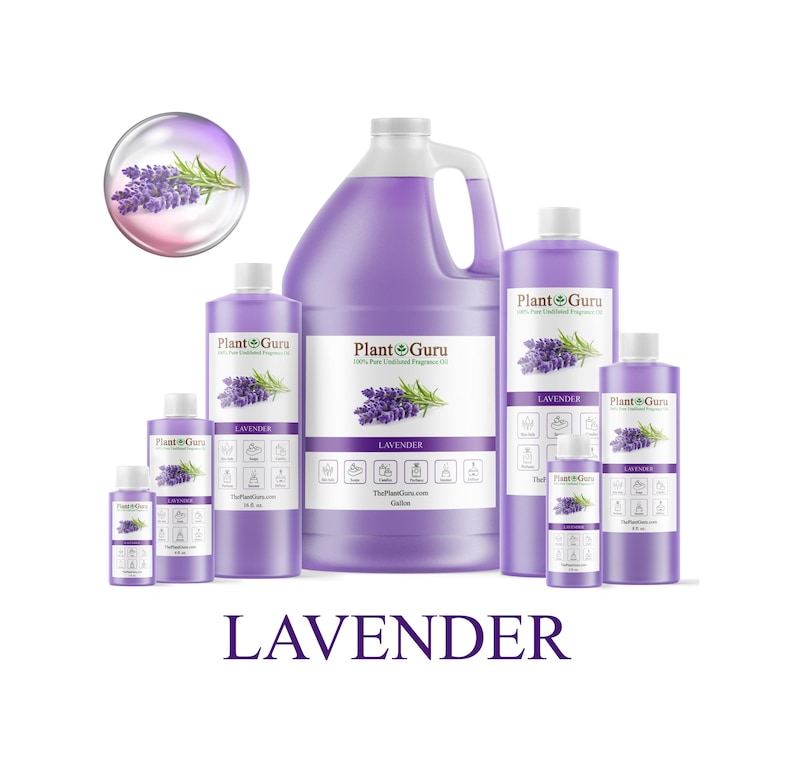 K&ouml;nnte beinhalten: Eine Sammlung von lila Flaschen und Beh&auml;ltern verschiedener Gr&ouml;&szlig;en, beschriftet mit "Plant Guru Lavender". Die Flaschen zeigen eine Lavendelzweig-Grafik. Das Wort "LAVENDER" ist unten im Bild in gro&szlig;en, lila Buchstaben gedruckt.