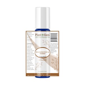 Puede incluir: Una botella de 10 ml de mezcla de aceite esencial de Incienso y Mirra, etiquetada como "Plant Guru 100% Pure Essential Oils". La etiqueta es marr&oacute;n con texto blanco y presenta una ilustraci&oacute;n bot&aacute;nica. La botella es azul con una tapa blanca.