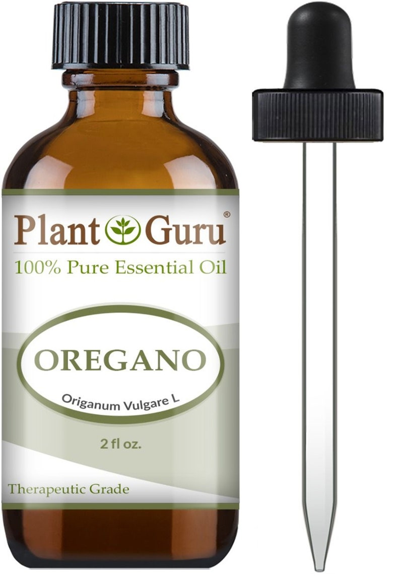 Puede incluir: Una botella de vidrio marr&oacute;n de aceite esencial de or&eacute;gano con tapa negra y cuentagotas. La etiqueta dice "Plant Guru 100% Pure Essential Oil OREGANO" y "2 fl oz." El producto est&aacute; etiquetado como "Therapeutic Grade."