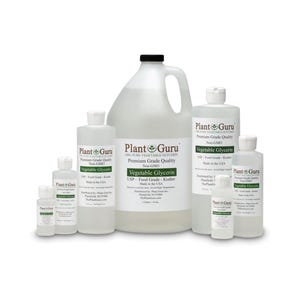 Puede incluir: Una colecci&oacute;n de siete botellas de pl&aacute;stico transparente de varios tama&ntilde;os que contienen glicerina vegetal Plant Guru. Cada etiqueta blanca presenta texto negro que indica Premium Grade Quality, Non-GMO y USP Food Grade Kosher.