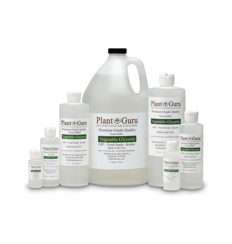 Puede incluir: Una colecci&oacute;n de siete botellas de pl&aacute;stico transparente de varios tama&ntilde;os que contienen glicerina vegetal Plant Guru. Cada etiqueta blanca presenta texto negro que indica Premium Grade Quality, Non-GMO y USP Food Grade Kosher.