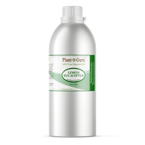Op de afbeelding: Een zilveren metalen fles van Plant Guru Lemon Eucalyptus essenti&euml;le olie. Het etiket luidt "100% Pure Essential Oil" en "Lemon Eucalyptus Eucalyptus Citriodora". De fles bevat 946 ml olie.