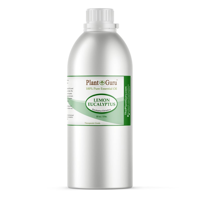 Op de afbeelding: Een zilveren metalen fles van Plant Guru Lemon Eucalyptus essenti&euml;le olie. Het etiket luidt "100% Pure Essential Oil" en "Lemon Eucalyptus Eucalyptus Citriodora". De fles bevat 946 ml olie.