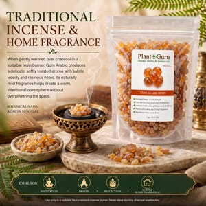 Op de afbeelding: Een doorzichtige plastic zak met amberkleurige Arabische gomhars, gelabeld Plant Guru Natural Herbs & Botanicals, 56,7 g. Daarnaast staat een goudkleurige metalen brander met een kooltje en hars, en een klein schaaltje met losse hars.