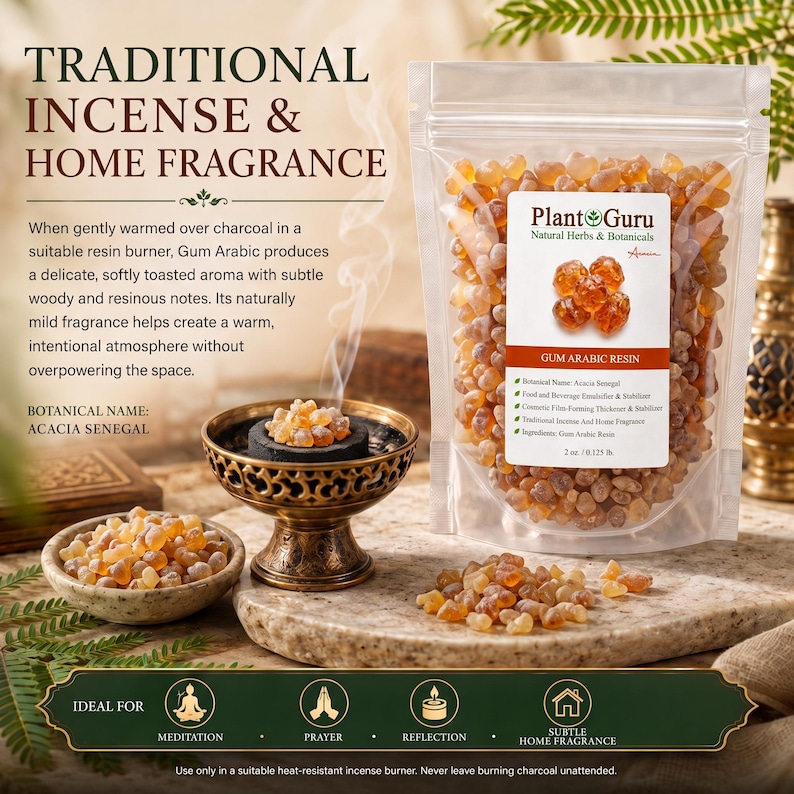Op de afbeelding: Een doorzichtige plastic zak met amberkleurige Arabische gomhars, gelabeld Plant Guru Natural Herbs & Botanicals, 56,7 g. Daarnaast staat een goudkleurige metalen brander met een kooltje en hars, en een klein schaaltje met losse hars.