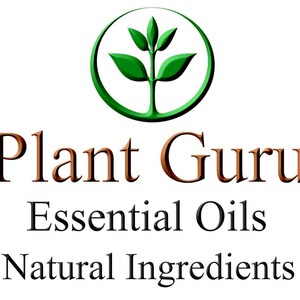 Op de afbeelding: Het Plant Guru-logo toont een groene plant in een groene cirkel. Daaronder staat de tekst "Plant Guru", "Essential Oils" en "Natural Ingredients" in bruine en zwarte letters.
