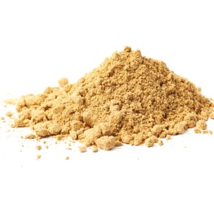 Puede incluir: Un mont&oacute;n de polvo marr&oacute;n claro, posiblemente una especia o ingrediente, sobre un fondo blanco. El polvo tiene una textura fina y granulada, pareciendo reci&eacute;n molido. La imagen est&aacute; bien iluminada, resaltando la textura y el color del polvo.