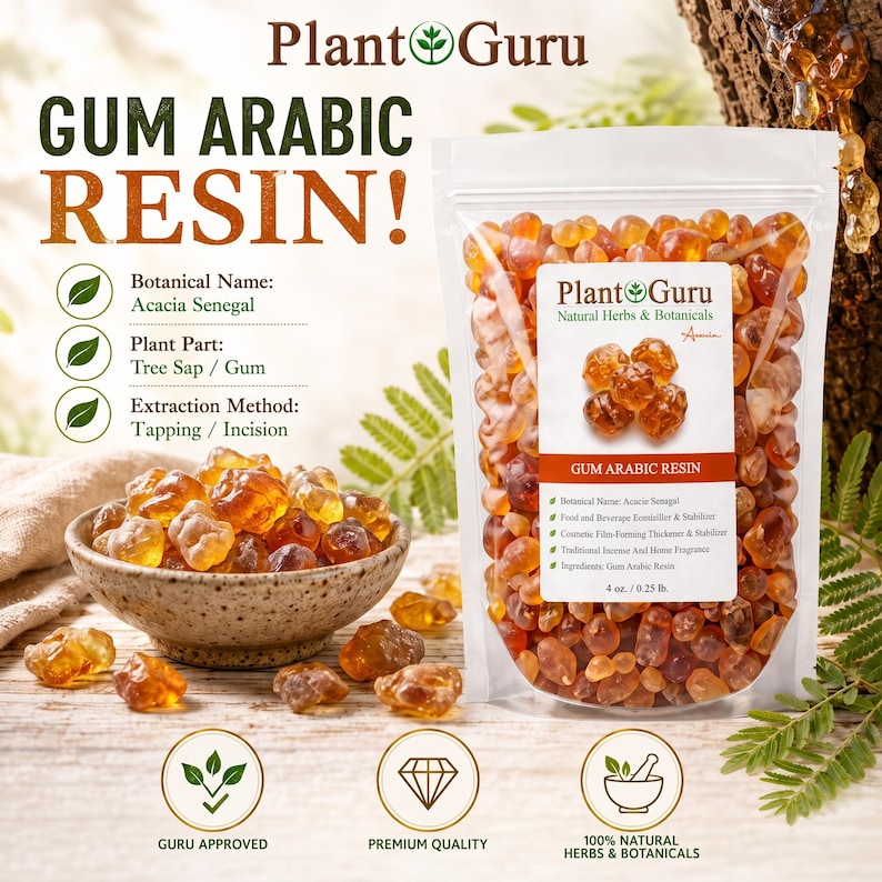 Op de afbeelding: Een doorzichtige plastic zak gevuld met amberkleurige Arabische gom harsstukjes, gelabeld Plant Guru Natural Herbs & Botanicals, 113g. Een gespikkelde keramische kom bevat extra harsstukjes naast de zak op een houten ondergrond.
