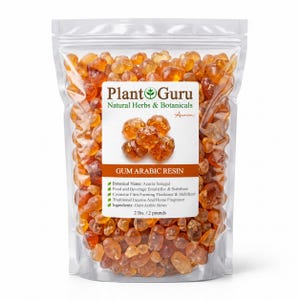 Op de afbeelding: Een doorzichtige plastic stazak gevuld met amberkleurige Arabische gom harsstukjes. Het etiket vermeldt Plant Guru Natural Herbs & Botanicals, Gum Arabic Resin, Acacia Senegal en geeft een gewicht van 907g en diverse toepassingen aan.