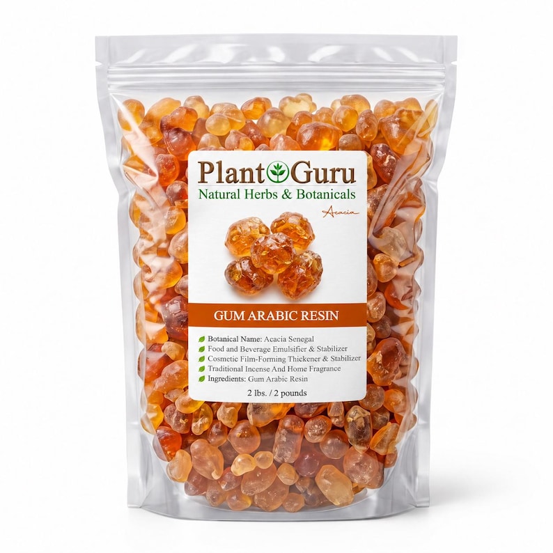Op de afbeelding: Een doorzichtige plastic stazak gevuld met amberkleurige Arabische gom harsstukjes. Het etiket vermeldt Plant Guru Natural Herbs & Botanicals, Gum Arabic Resin, Acacia Senegal en geeft een gewicht van 907g en diverse toepassingen aan.