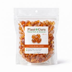 Op de afbeelding: Een doorzichtige, hersluitbare plastic zak gevuld met amberkleurige stukjes Arabische gomhars. Het witte etiket bevat de tekst Plant Guru Natural Herbs & Botanicals, Gum Arabic Resin, Acacia Senegal en een gewicht van 1 oz. / 28 gram.