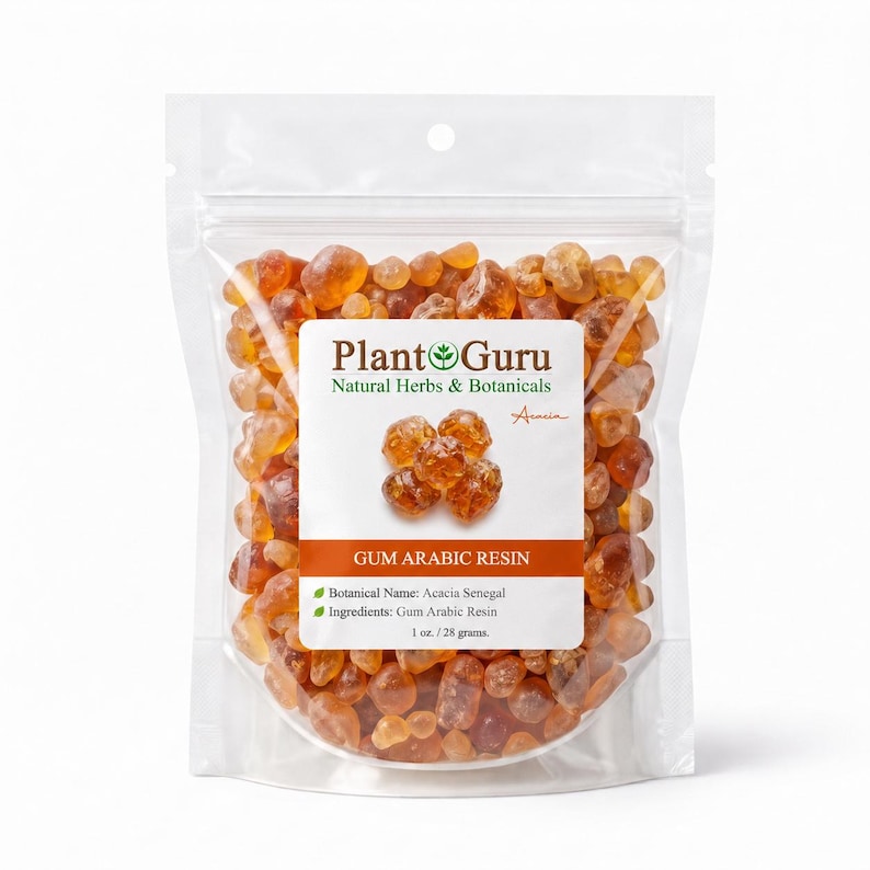 Op de afbeelding: Een doorzichtige, hersluitbare plastic zak gevuld met amberkleurige stukjes Arabische gomhars. Het witte etiket bevat de tekst Plant Guru Natural Herbs & Botanicals, Gum Arabic Resin, Acacia Senegal en een gewicht van 1 oz. / 28 gram.
